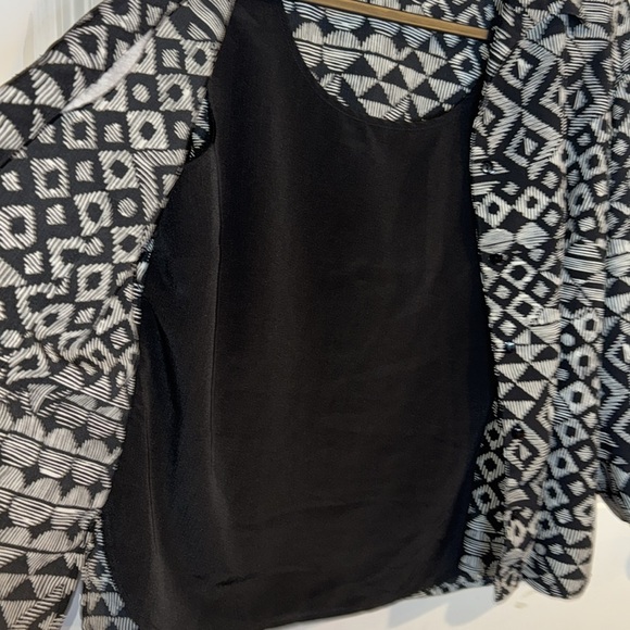 NOTATIONS- BLACK &WHITE ABSTRACT 3/4 SLEEVE 2 IN 1 BLOUSE SIZE MEDIUM - Picture 7 of 7